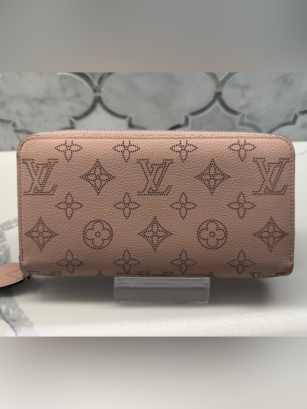 Louis Vuitton Blush Mahina Monogram Zippy - Picture 2 of 11